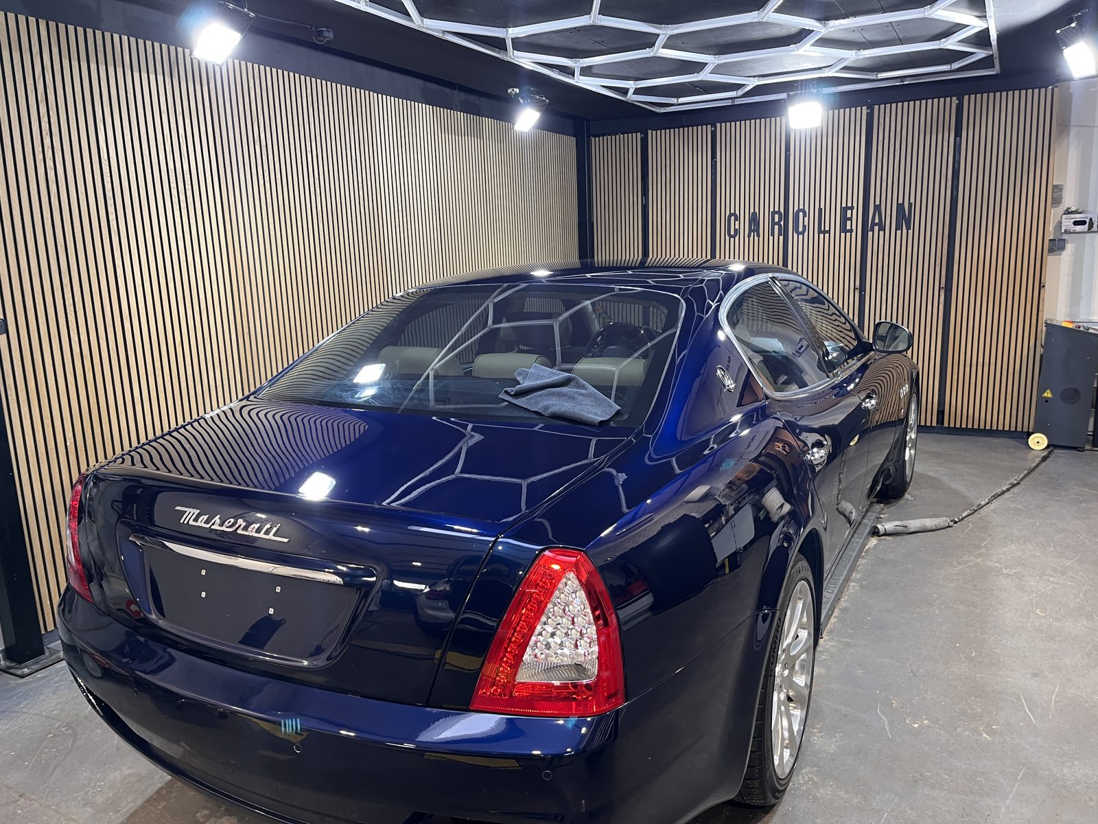 Blå Maserati med blank lak efter klargøring og coating hos Carclean